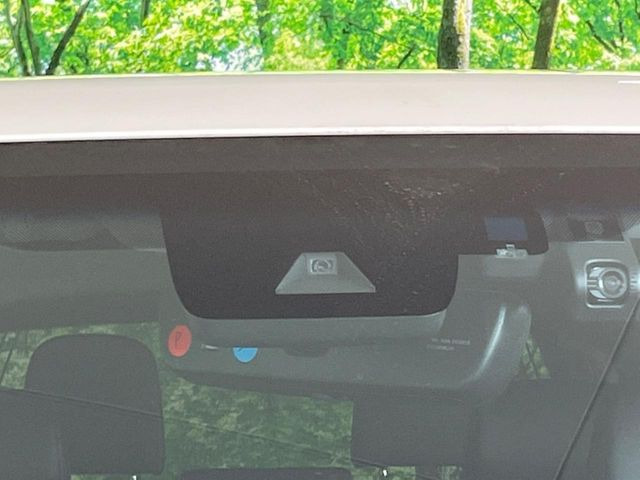 【トヨタセーフティセンス】走行中に前方の車両等を認識し、衝突しそうな時は警報とブレーキで衝突回避と被害軽減をアシスト。より安全にドライブをお楽しみいただけます。