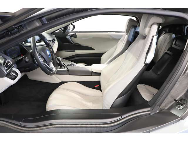 BMW�ł̓����O�z�C�[���x�[�X�̗̍p�����Ă���A���ׂĂ̎Ԏ�ɓK�p����A���s���̈��芴�̌��コ��Ă���܂��B�܂�������Ԃ̍L���ɂ��v�����Ă���܂��B