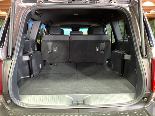 ���i�̂���������ʋ΁A���}���ɏ\���ȉ׎��X�y�[�X���m�ۂ��Ă���܂��B�Z�J���h�V�[�g��|���ƁA�傫�ȉו��̐ύڂ��\�ł���