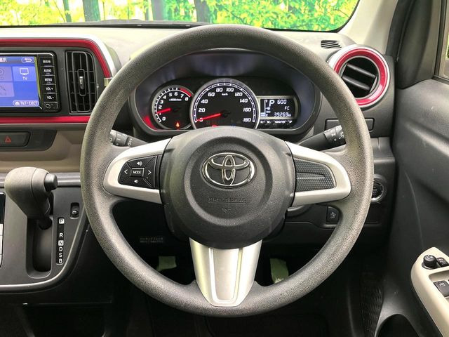 �C���e���A�ɍ��킹���f�U�C���̃X�e�A�����O�́A�^�]�������̂��Ƃ��l���A�^�]���₷���`��A�傫���ł��B�����x�A���ۂɐG���Ă��m���߂��������B