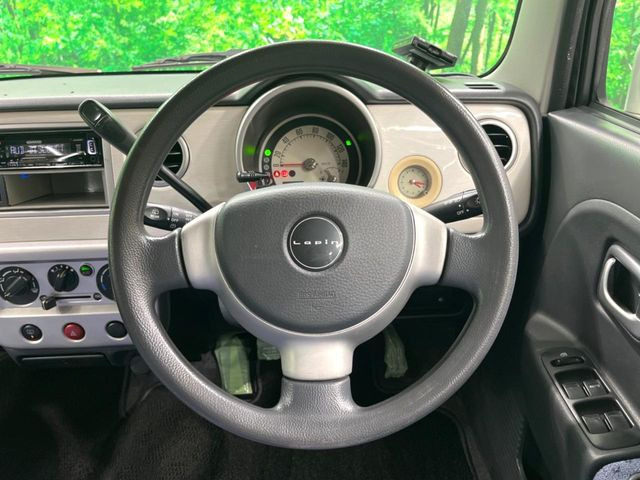 �C���e���A�ɍ��킹���f�U�C���̃X�e�A�����O�́A�^�]�������̂��Ƃ��l���A�^�]���₷���`��A�傫���ł��B�����x�A���ۂɐG���Ă��m���߂��������B