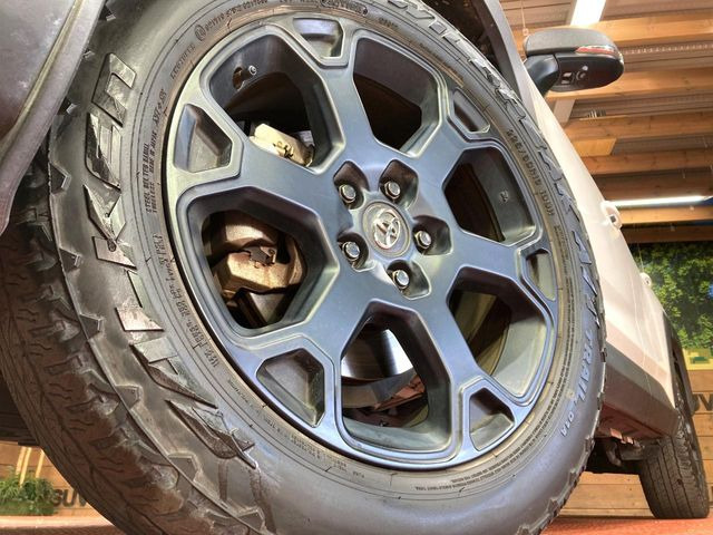 【純正18インチアルミホイール】外観にマッチした純正アルミホイールを装着しております。各種社外アルミホイールや、スタッドレスタイヤも取扱いしております。是非ご相談ください♪