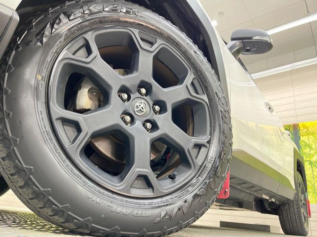 【純正アルミホイール】外観にマッチした純正アルミホイールを装着しております。各種社外アルミホイールや、スタッドレスタイヤも取扱いしております。是非ご相談ください♪