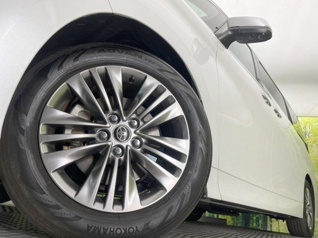 【純正アルミホイール】外観にマッチした純正アルミホイールを装着しております。各種社外アルミホイールや、スタッドレスタイヤも取扱いしております。是非ご相談ください♪
