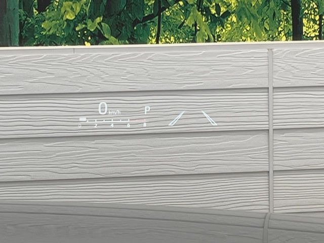 【カラーヘッドアップディスプレイ】現在の速度や走行情報をデジタル表示で運転席前方のガラスに投影!カラー付きで視認性も高く、運転中目線をずらさず必要な情報を確認できるのでとっても便利で安心!