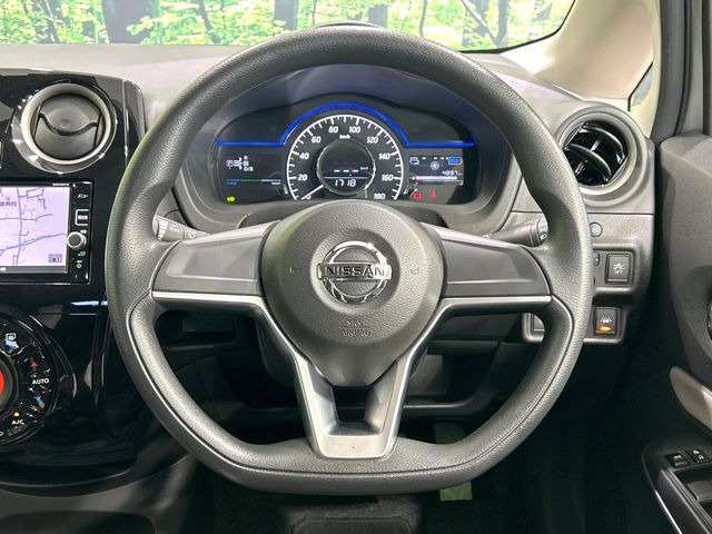 �C���e���A�ɍ��킹���f�U�C���̃X�e�A�����O�́A�^�]�������̂��Ƃ��l���A�^�]���₷���`��A�傫���ł��B�����x�A���ۂɐG���Ă��m���߂��������B