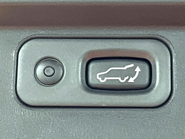 【パワーバックドア】スマートキーや運転席のボタンを押すだけでリアゲートが自動で開閉します!荷物を持っている時や、高い位置にあるバックドアを閉める際に便利な機能です♪