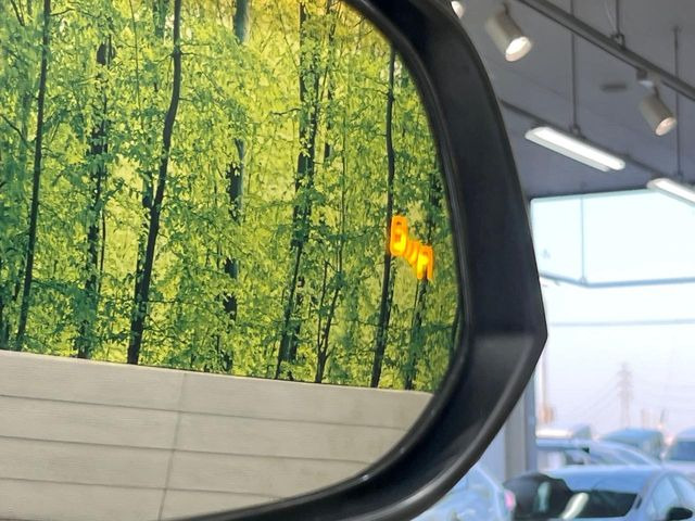 【ブラインドスポットモニター】走行中、ドアミラーの死角になりやすい箇所に後続車が接近するとサイドミラーのレンズに警告を表示!ドライバーに注意喚起をしてくれます。