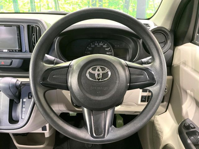 �C���e���A�ɍ��킹���f�U�C���̃X�e�A�����O�́A�^�]�������̂��Ƃ��l���A�^�]���₷���`��A�傫���ł��B�����x�A���ۂɐG���Ă��m���߂��������B