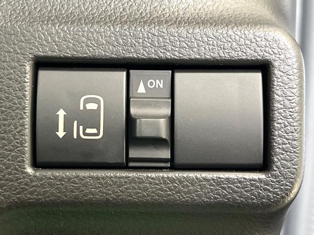 【パワースライドドア】スマートキーや運転席のスイッチでスライドドアの開閉が可能♪電動だから力を入れてドアを開ける必要が無く、小さいお子様でも、重い荷物を持っている時もラクに開け閉めできます♪