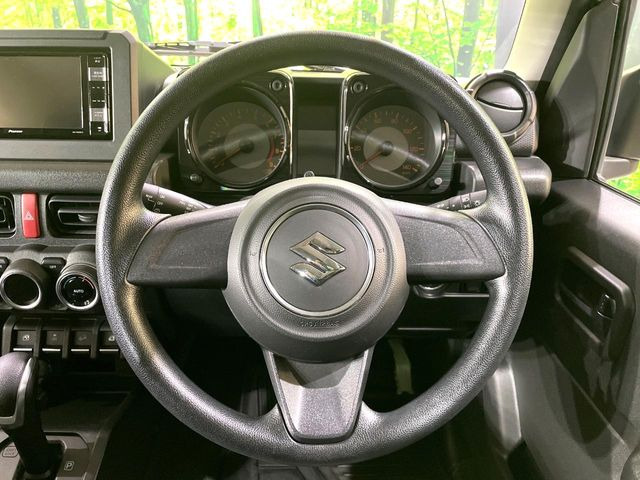 �C���e���A�ɍ��킹���f�U�C���̃X�e�A�����O�́A�^�]�������̂��Ƃ��l���A�^�]���₷���`��A�傫���ł��B�����x�A���ۂɐG���Ă��m���߂��������B