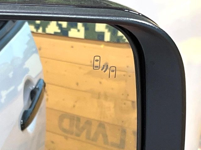 【ブラインドスポットワーニング】走行中、ドアミラーの死角になりやすい箇所に後続車が接近するとサイドミラー付近に警告を表示、ドライバーに注意喚起をしてくれます。