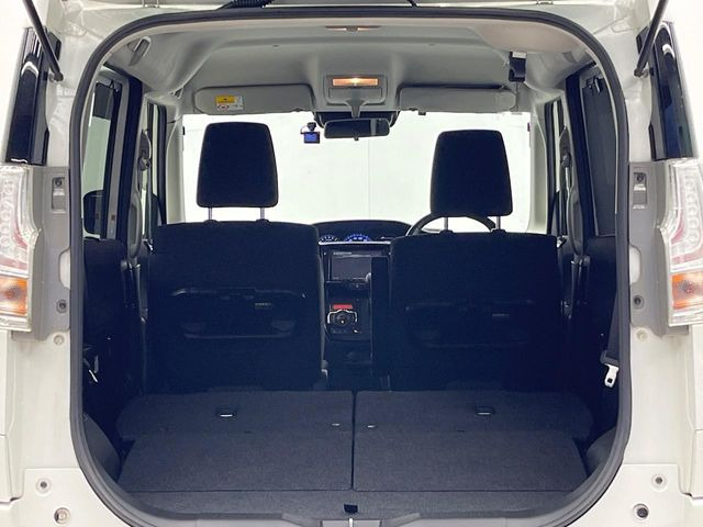 ���i�̂���������ʋ΁A���}���ɏ\���ȉ׎��X�y�[�X���m�ۂ��Ă���܂��B�Z�J���h�V�[�g��|���ƁA�傫�ȉו��̐ύڂ��\�ł���