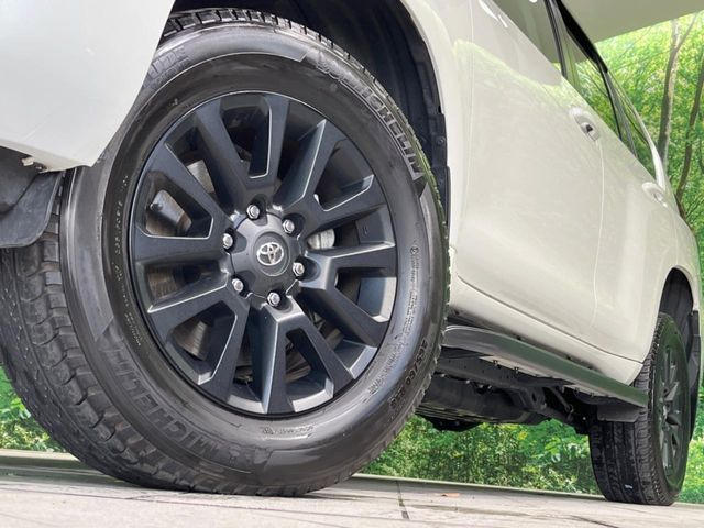 【グレード専用純正18インチアルミホイール】デザイン性の高い純正アルミホイールを装着しております。各種社外アルミホイールや、スタッドレスタイヤも取扱いしております。是非ご相談ください♪