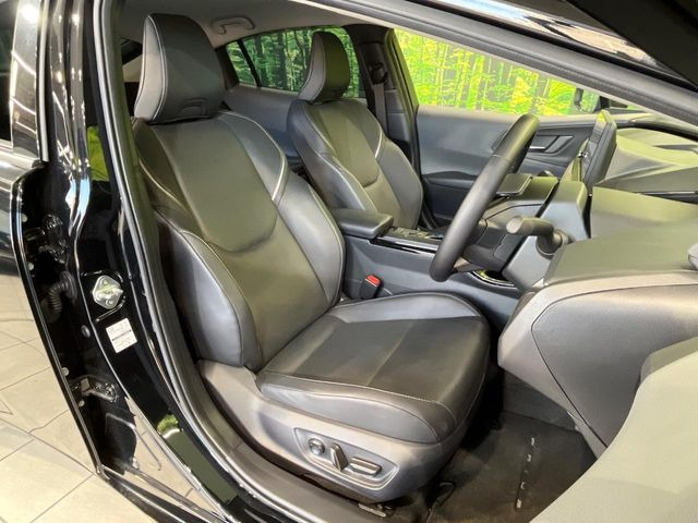 【合皮レザーシート】汚れのふき取りが容易でメンテナンスもが簡単な、機能性に優れる合成皮革を採用した上質なシートです。座り心地もよく、高級感あふれる心地良い車内空間を演出してくれます。