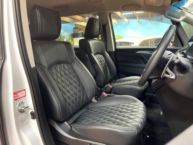 【黒革シート】上質な本革を使用し、高級感あふれる黒革シート。常に体に触れる部分だから、座り心地の良さにはこだわりたいですね♪汚れの付着や劣化を抑制する内装コーティング施工もおススメですよ♪