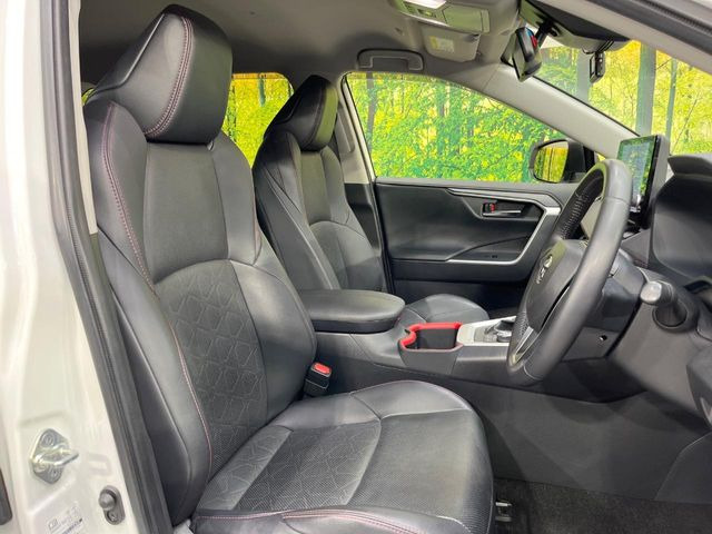 運転席シート廻りは使用感も少なく、良好な状態となっています。前オーナー様が丁寧に使っていたことがよくわかりますね。