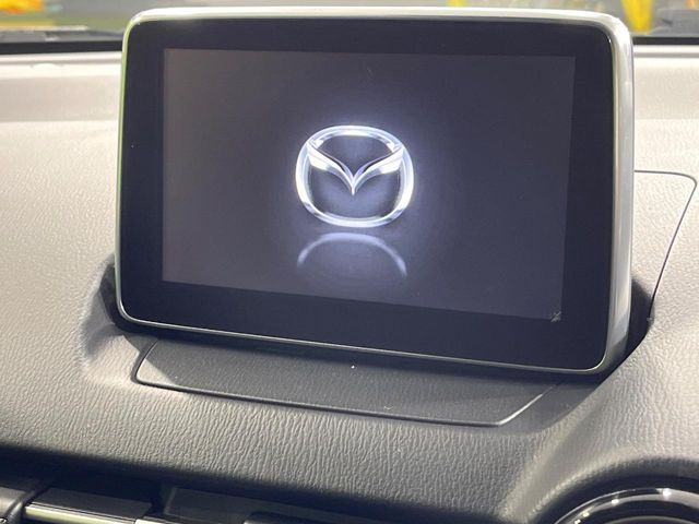 �y�}�c�_�R�l�N�g�z�ԓ��̕��͋C�Ƀ}�b�`������^�̃f�B�X�v���C�B�X�}�z�ڑ��ł̃i�r�g�p��Bluetooth�Đ����A�l�X�ȋ@�\���y���߂܂��B�����I�ȃ_�C�������삪�\�ŁA�g��������ǍD�ł��B