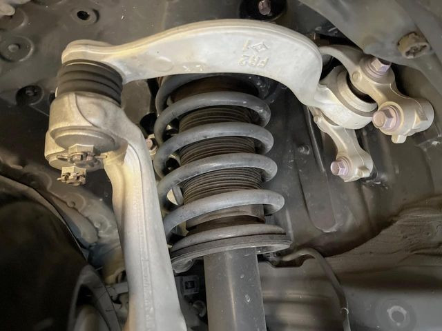 お車を安心してお乗りいただく為には、足回りの定期点検が欠かせません。サービスサポート(有償保証)では無料点検もご提供しており、安心のカーライフをお過ごしいただけるサポート体制が整っています。