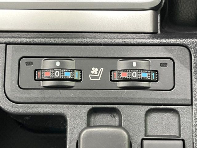 【シートベンチレーション】夏場は涼しい風でお尻や背中の熱やムレを防ぎ、冬はエアコンよりも早く温まってポカポカに!季節を問わず快適に過ごせます。