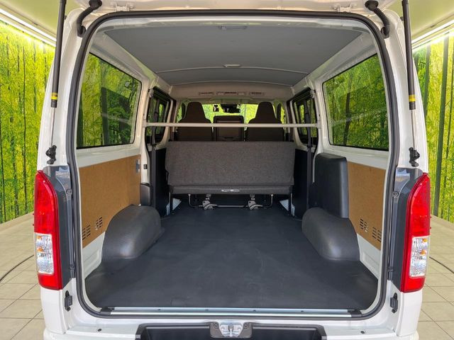 ���i�̂���������ʋ΁A���}���ɏ\���ȉ׎��X�y�[�X���m�ۂ��Ă���܂��B�Z�J���h�V�[�g��|���ƁA�傫�ȉו��̐ύڂ��\�ł���