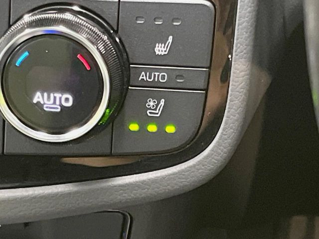 【シートベンチレーション】夏場は涼しい風でお尻や背中の熱やムレを防ぎ、冬はエアコンよりも早く温まってポカポカに!季節を問わず快適に過ごせます。