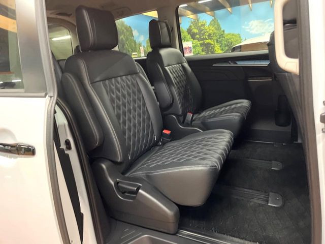 二列目中央はウォークスルーとなっております。二列目と三列目の移動や乗り降りがとっても楽になるので、乗り降りの際もストレスを感じることはありません♪