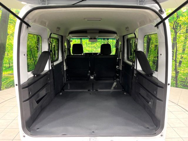 ���i�̂���������ʋ΁A���}���ɏ\���ȉ׎��X�y�[�X���m�ۂ��Ă���܂��B�Z�J���h�V�[�g��|���ƁA�傫�ȉו��̐ύڂ��\�ł���