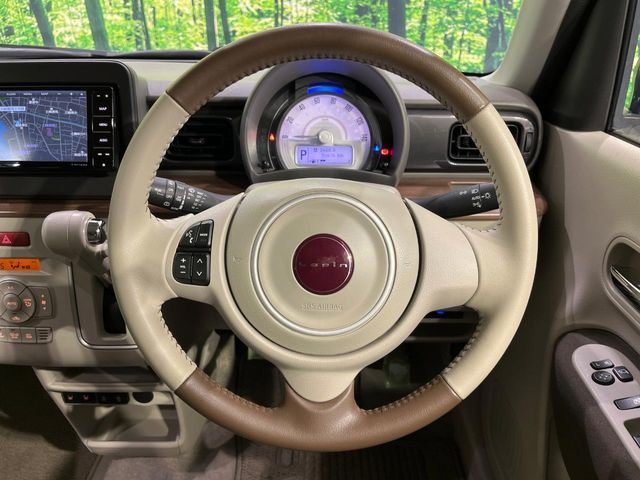 �C���e���A�ɍ��킹���f�U�C���̃X�e�A�����O�́A�^�]�������̂��Ƃ��l���A�^�]���₷���`��A�傫���ł��B�����x�A���ۂɐG���Ă��m���߂��������B