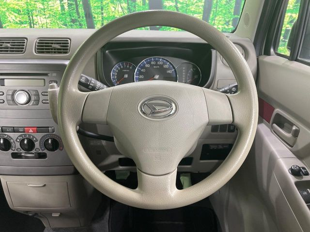 �C���e���A�ɍ��킹���f�U�C���̃X�e�A�����O�́A�^�]�������̂��Ƃ��l���A�^�]���₷���`��A�傫���ł��B�����x�A���ۂɐG���Ă��m���߂��������B