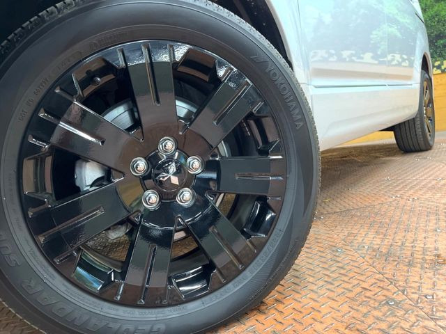 【純正18インチアルミホイール】外観にマッチした純正アルミホイールを装着しております。各種社外アルミホイールや、スタッドレスタイヤも取扱いしております。是非ご相談ください♪