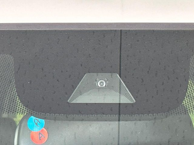 �y�z���_�Z���V���O�z���s���ɑO���̎ԗ�����F�����A�Փ˂������Ȏ��͌x��ƃu���[�L�ŏՓˉ���Ɣ�Q�y�����A�V�X�g�B�����S�Ƀh���C�u�����y���݂��������܂��B