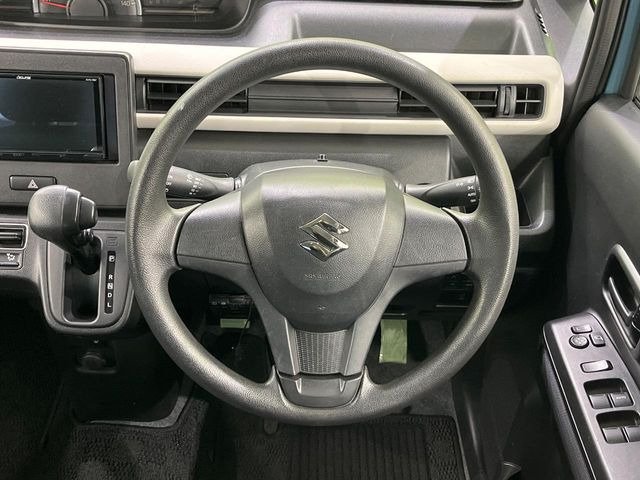 �C���e���A�ɍ��킹���f�U�C���̃X�e�A�����O�́A�^�]�������̂��Ƃ��l���A�^�]���₷���`��A�傫���ł��B�����x�A���ۂɐG���Ă��m���߂��������B