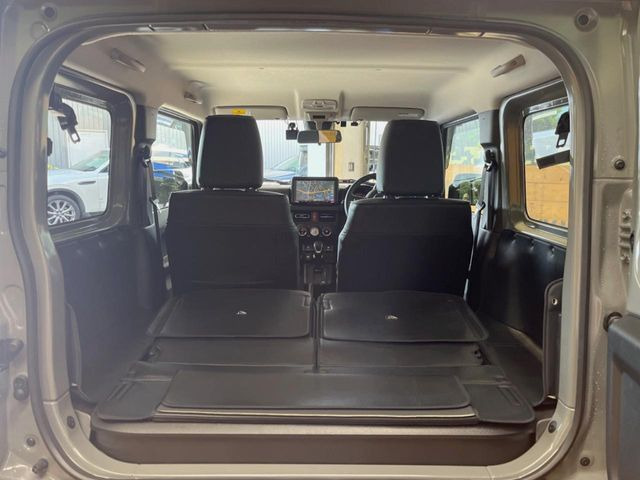 ���i�̂���������ʋ΁A���}���ɏ\���ȉ׎��X�y�[�X���m�ۂ��Ă���܂��B�Z�J���h�V�[�g��|���ƁA�傫�ȉו��̐ύڂ��\�ł���