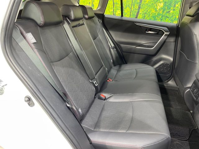 後部座席も気になるようなキズ・汚れやへたり等、大きなダメージはなく、良好な状態です。