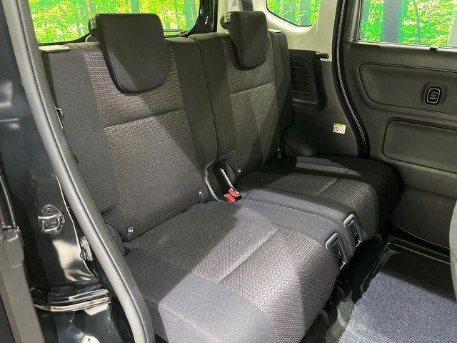 後部座席も気になるようなキズ・汚れやへたり等、大きなダメージはなく、良好な状態です。