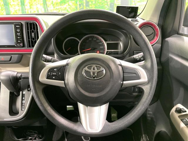 �C���e���A�ɍ��킹���f�U�C���̃X�e�A�����O�́A�^�]�������̂��Ƃ��l���A�^�]���₷���`��A�傫���ł��B�����x�A���ۂɐG���Ă��m���߂��������B