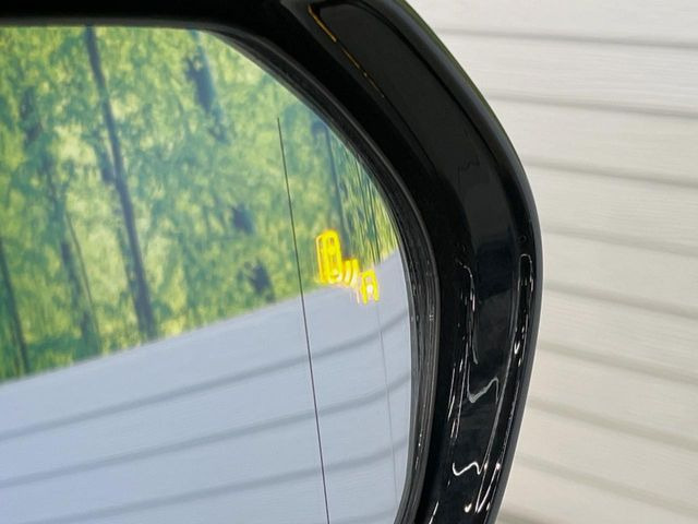 【ブラインドスポットモニター】走行中、ドアミラーの死角になりやすい箇所に後続車が接近するとサイドミラーのレンズに警告を表示!ドライバーに注意喚起をしてくれます。