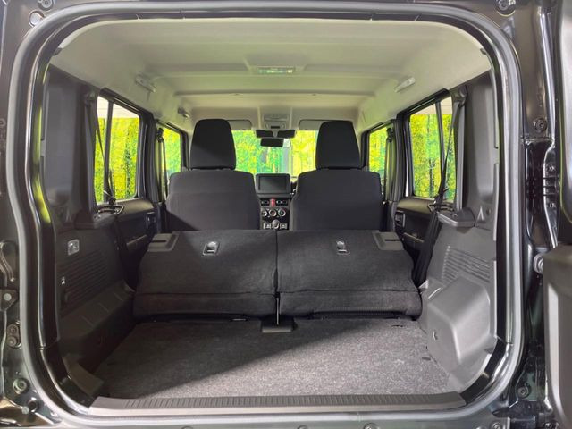 ���i�̂���������ʋ΁A���}���ɏ\���ȉ׎��X�y�[�X���m�ۂ��Ă���܂��B�Z�J���h�V�[�g��|���ƁA�傫�ȉו��̐ύڂ��\�ł���