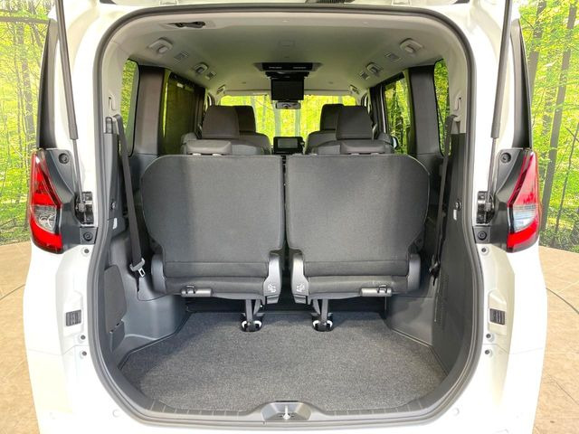 ���i�̂���������ʋ΁A���}���ɏ\���ȉ׎��X�y�[�X���m�ۂ��Ă���܂��B�Z�J���h�V�[�g��|���ƁA�傫�ȉו��̐ύڂ��\�ł���