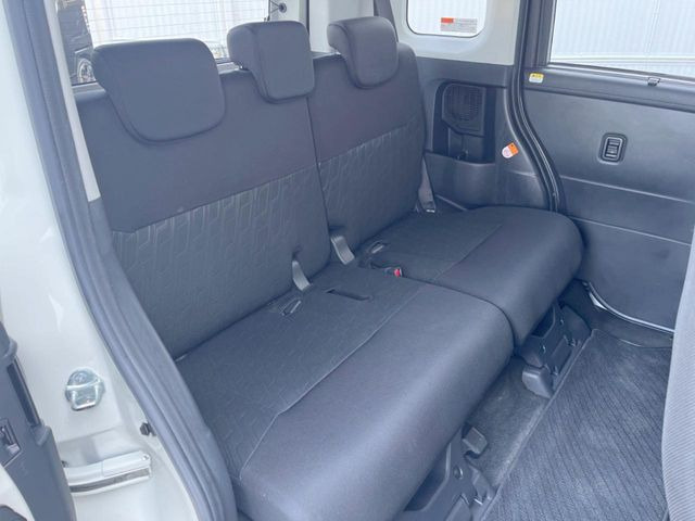後部座席も気になるようなキズ・汚れやへたり等、大きなダメージはなく、良好な状態です。