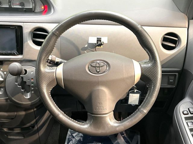 �C���e���A�ɍ��킹���f�U�C���̃X�e�A�����O�́A�^�]�������̂��Ƃ��l���A�^�]���₷���`��A�傫���ł��B�����x�A���ۂɐG���Ă��m���߂��������B