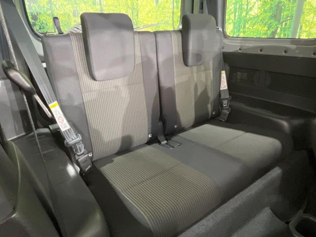 後部座席も気になるようなキズ・汚れやへたり等、大きなダメージはなく、良好な状態です。