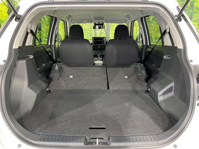 ���i�̂���������ʋ΁A���}���ɏ\���ȉ׎��X�y�[�X���m�ۂ��Ă���܂��B�Z�J���h�V�[�g��|���ƁA�傫�ȉו��̐ύڂ��\�ł���