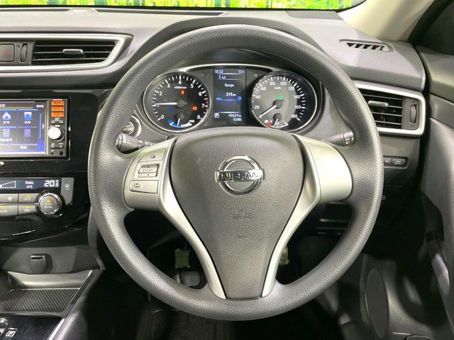 �C���e���A�ɍ��킹���f�U�C���̃X�e�A�����O�́A�^�]�������̂��Ƃ��l���A�^�]���₷���`��A�傫���ł��B�����x�A���ۂɐG���Ă��m���߂��������B