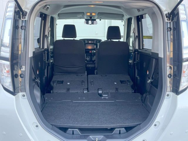 後席を格納すると、これだけの広さが!シーンに合わせたシートアレンジで、大きな荷物も積むことが出来ます♪