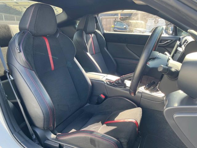 �y�n�[�t���U�[�V�[�g�z�������ƍ���S�n�𗼗������l�C�̃V�[�g���w�ʁE���ʂ̃t�@�u���b�N�f�ނ́A�ʋC���̗ǂ��⊊��ɂ����ɗD��Ă��܂��B�C���╞���ɍ��E���ꂸ���K�ɂ���肢�������܂��B