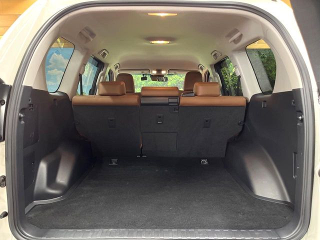 ラゲッジルームは、大容量のスペースを確保。普段のお買い物からレジャーまで、幅広く活躍してくれます!また、リアシートを倒すことでバリエーション豊かにお使いいただけます。