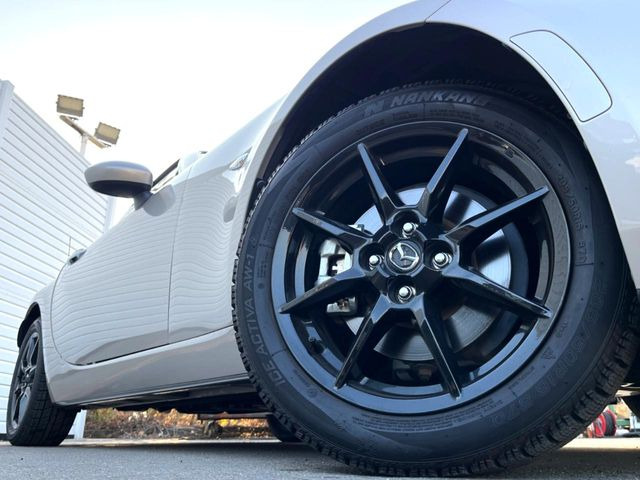 �y����16�C���`�A���~�z�C�[���z�O�ςɃ}�b�`���������A���~�z�C�[���𑕒����Ă���܂��B�e��ЊO�A���~�z�C�[����A�X�^�b�h���X�^�C�����戵�����Ă���܂��B���񂲑��k����������