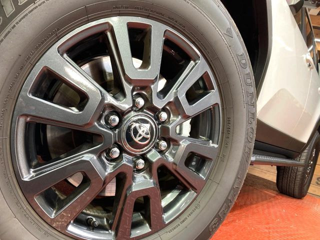 �y����18�C���`�A���~�z�C�[���z�O�ςɃ}�b�`���������A���~�z�C�[���𑕒����Ă���܂��B�e��ЊO�A���~�z�C�[����A�X�^�b�h���X�^�C�����戵�����Ă���܂��B���񂲑��k����������